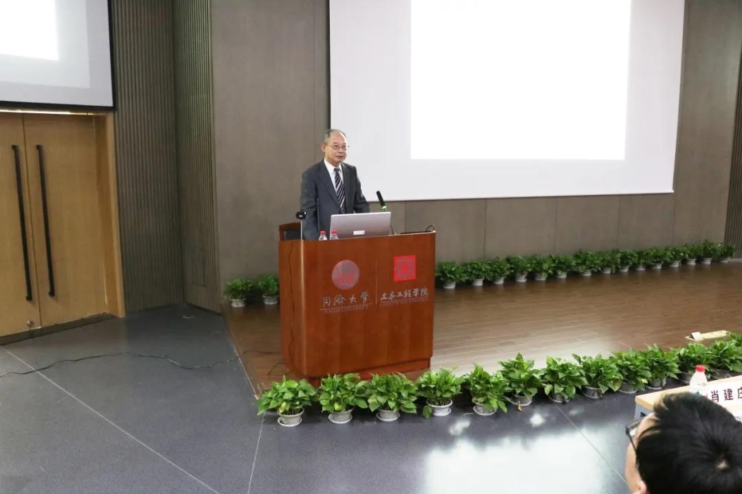 图4 杨永斌院士作特邀报告 图4 杨永斌院士作特邀报告